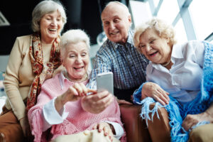 seniorzy z telefonem