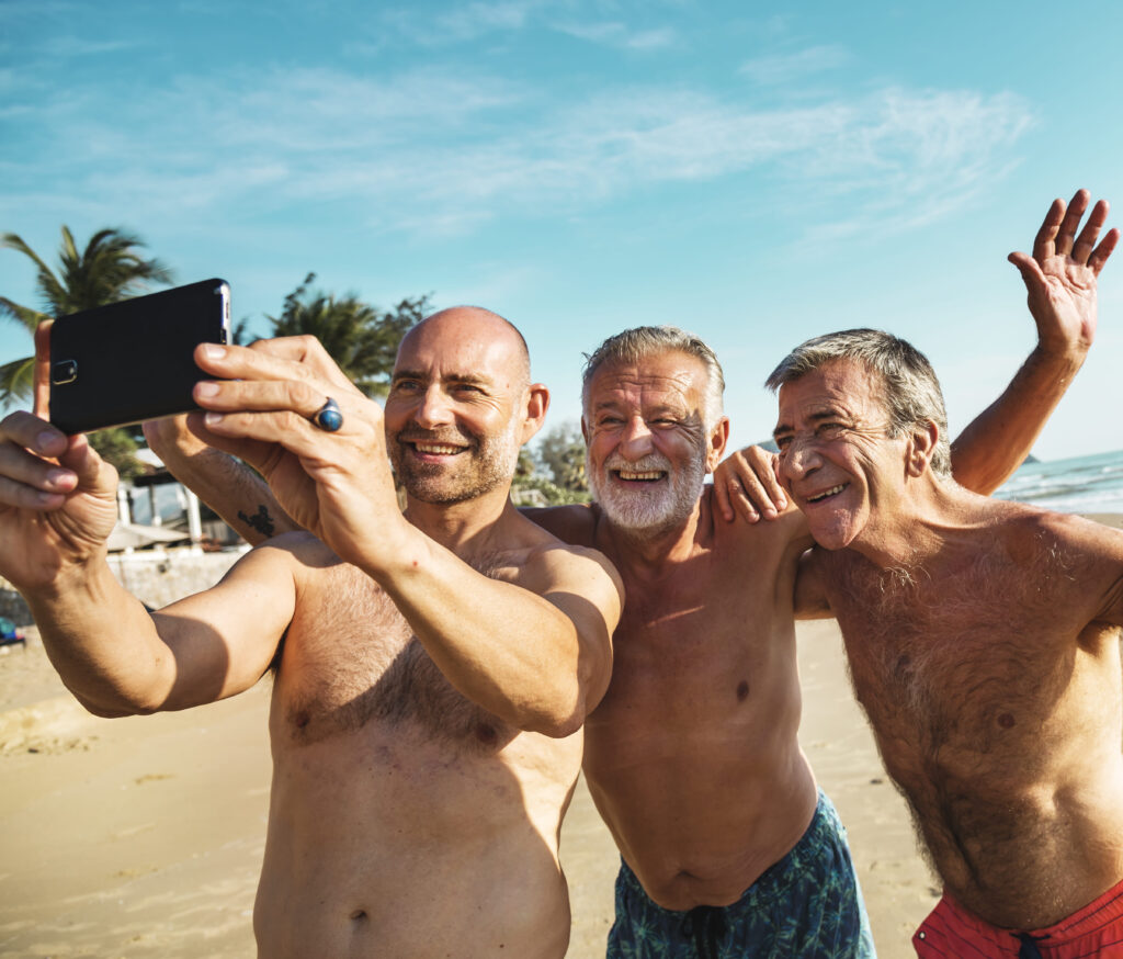 senior na plaży